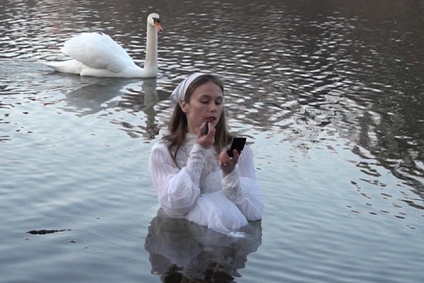 Applying Lipstick in High Park by Sage Szkabarnicki-Stuart, video still, 2025.